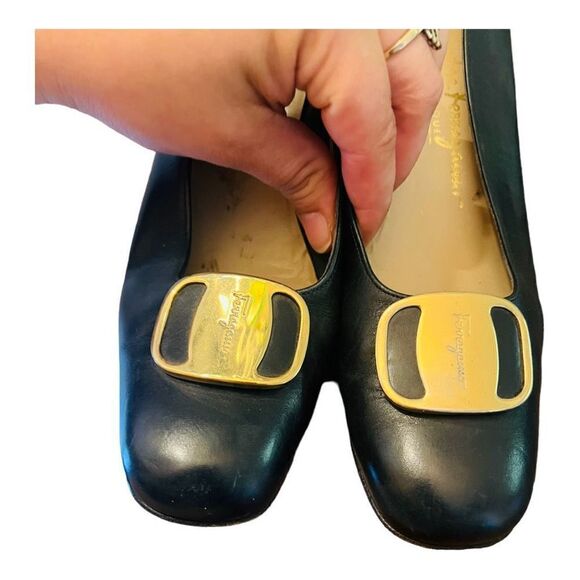 Vintage Salvatore Ferragamo Low Heel Pumps Blue Leather Gold Accent Size 8 AA - Picture 3 of 15